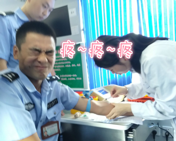 疼skr人！警察在移動(dòng)獻(xiàn)血車上的表情包亮了