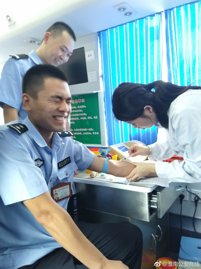 疼skr人！警察在移動(dòng)獻(xiàn)血車上的表情包亮了