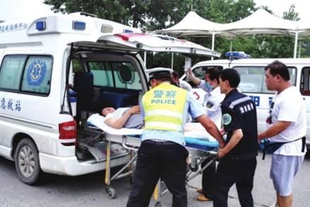 命懸一線牽動(dòng)人心，救護(hù)車臨危不亂治病救人_